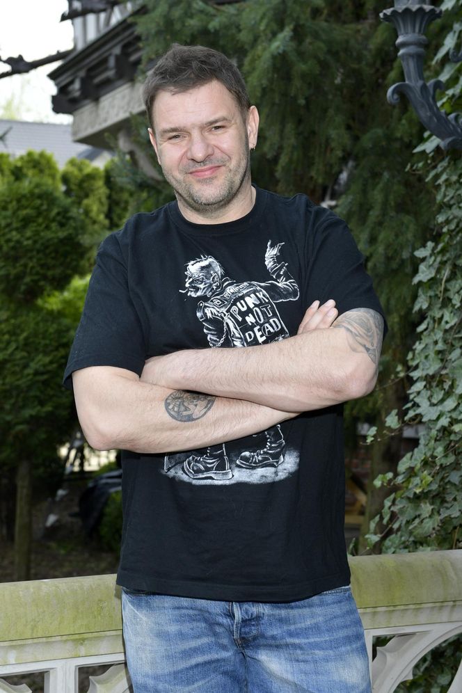 Tomasz Karolak - buntownik i prowokator. Wyznania o zarobkach i szmańskich obrzędach budzą skrajne emocje