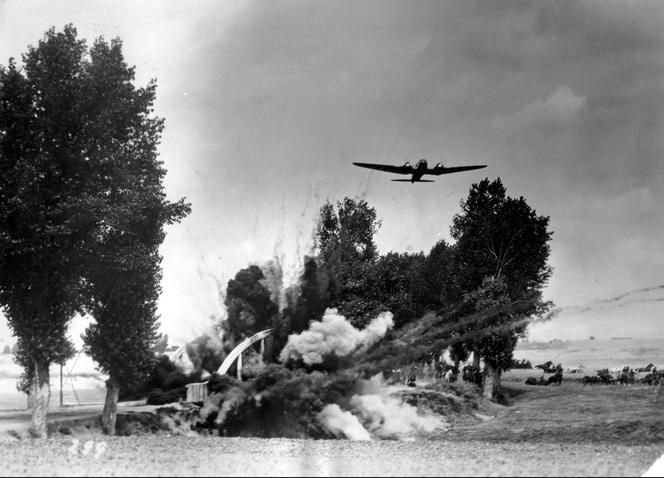 Bombowiec Heinkel He 111 niemieckiej Luftwaffe bombarduje cypel helski, wrzesień 1939