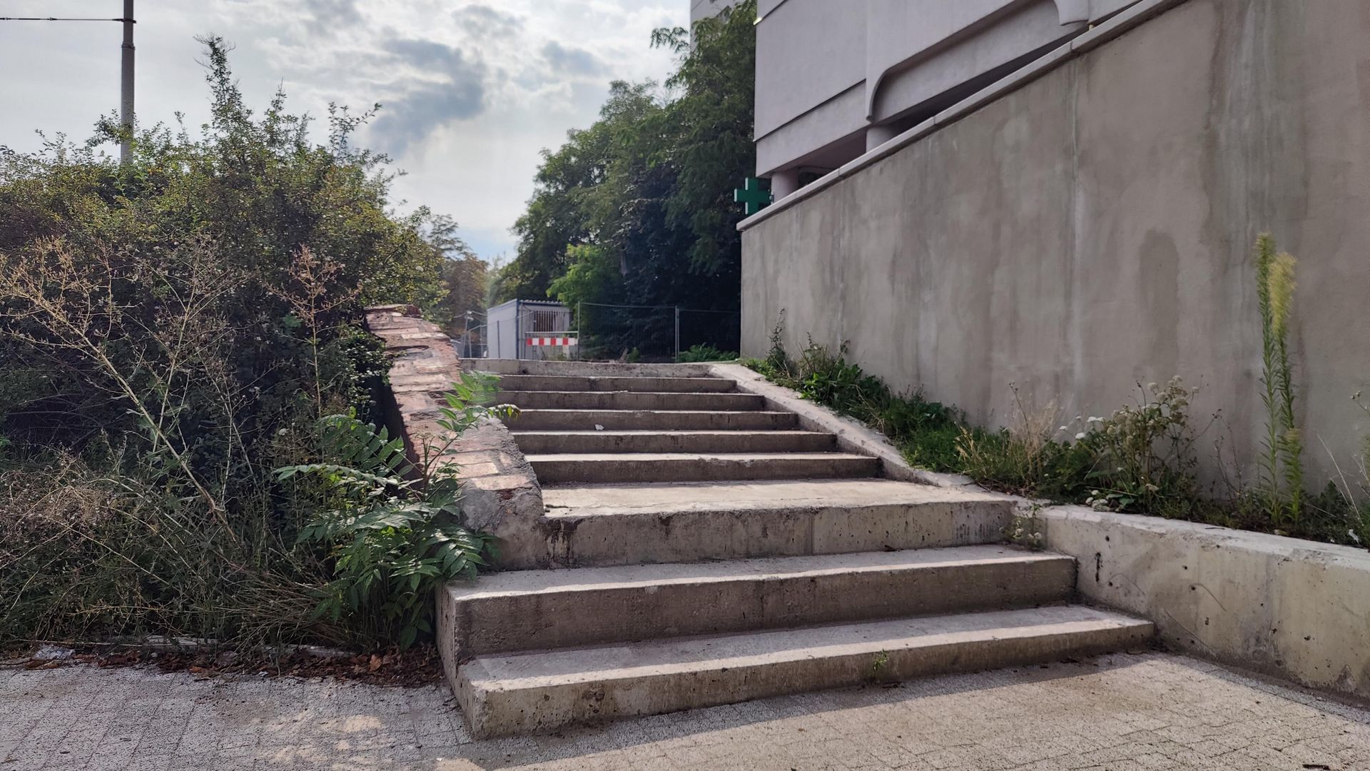 Remont esplanady przy Sedesowcach we Wrocławiu