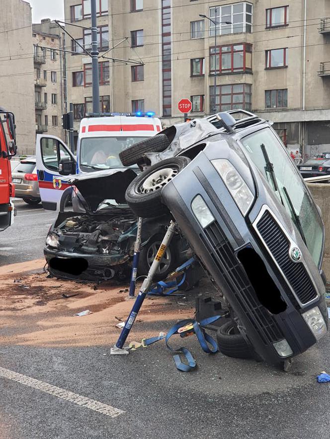 Łódź: Wypadek TERAZ na skrzyżowaniu Mickiewicza i Wólczańskiej. Poszkodowane dzieci, ZAKLESZCZONYCH wyciąga straż