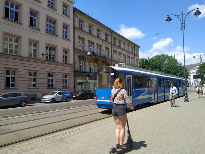 Raport PAS: mniej Krakowian w komunikacji zbiorowej, za to więcej w samochodach