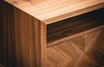 Tradycyjne rzemiosło i nowoczesny design. Unikatowe meble do sypialni