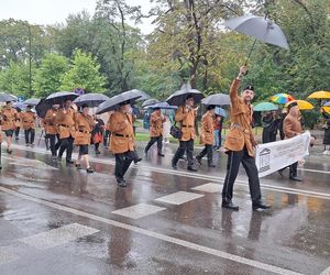 Pochód Gwarkowski 2025 w strugach deszczu