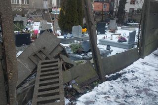 Zniszczone ogrodzenie cmentarza w Tarnowskich Górach