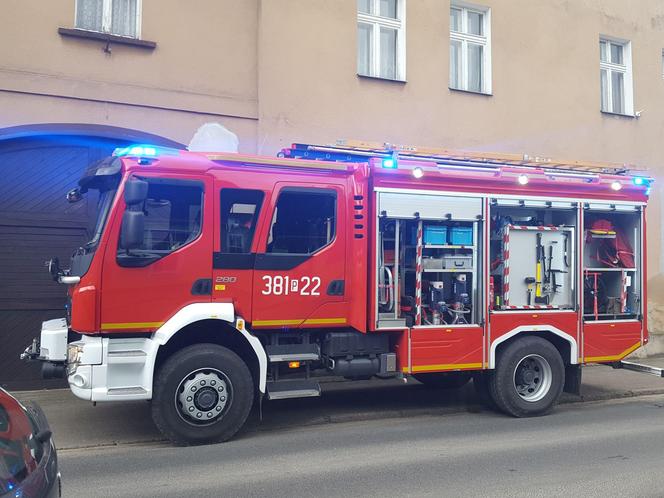 Strażacy na Starozamkowej w Lesznie. Przyjechali otworzyć drzwi mieszkania, w którym była starsza pani