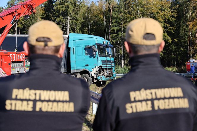Ciężarówka zmiażdżyła auto nauki jazdy
