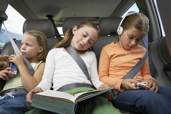 Trzy dziewczynki w samochodzie podczas podroży na wakacje