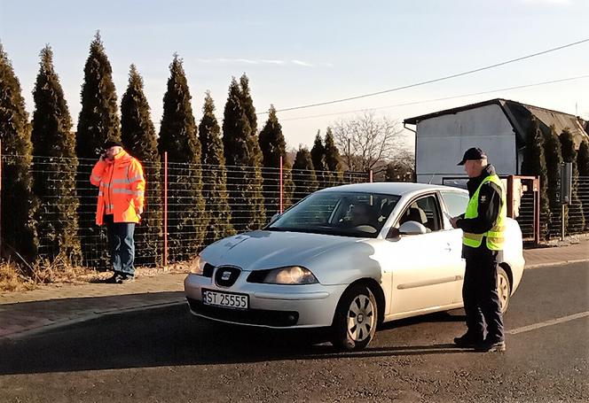 Kolejarze apelują: uważajmy na przejazdach. Rozdali też specjalne naklejki 