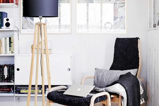 Lampa podłogowa z czarnym kloszem w skandynawskim salonie