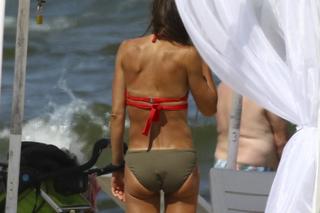 Marta Kaczyńska z rodziną na plaży 