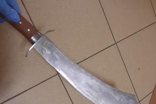 Groził policjantom, że pozabija ich mieczem. Dramatyczna interwencja na Pradze-Południe