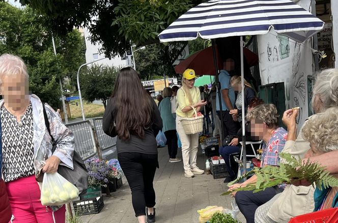 Europosłanka Wcisło buszuje na bazarku.