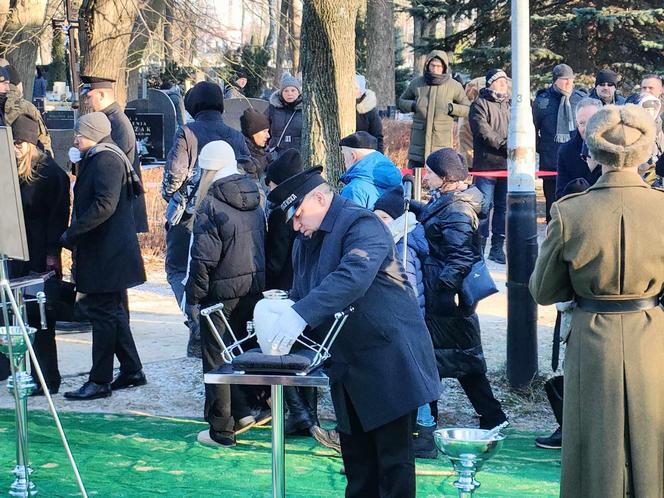 Uroczystości pogrzebowe Iwony Śledzińskiej-Katarasińskiej na Dołach. Wzięło w nich udział wiele osób [ZDĘCIA]