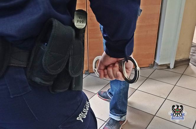 Groził swoim sąsiadom śmiercią i celował do nich z pistoletu