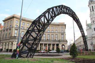 Tęcza na pl. Zbawiciela w Warszawie po spaleniu