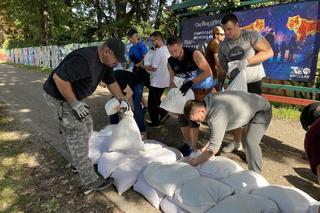  ZOO Wrocław. Umacnianie wałów, układanie worków z piaskiem