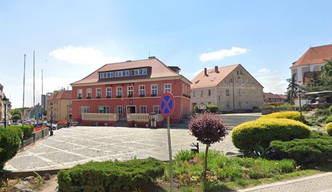 Burmistrz Sobótki chce sprzedać zabytkowy ratusz. Urząd przeniosą do hotelu pracowniczego?