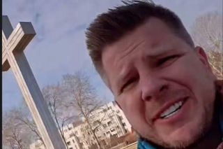 Filip Chajzer relacjonuje spod kościoła. Poleca niedzielną Mszę