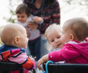 Ta mama ma pięcioro dzieci, a jej sposób na spacery zaskakuje