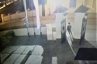 Robiły to na terenie parafii w Pułtusku pod osłoną nocy! Jedna z kobiet stała na ogrodzeniu [ZDJĘCIA]