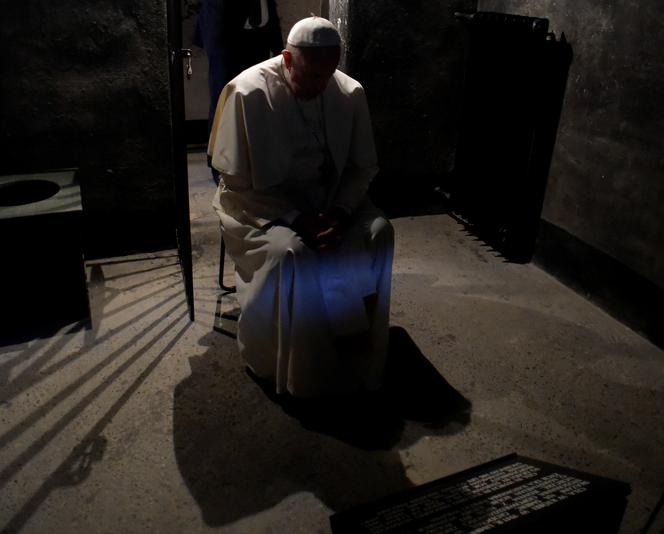 Papież w celi męczennika w Auschwitz