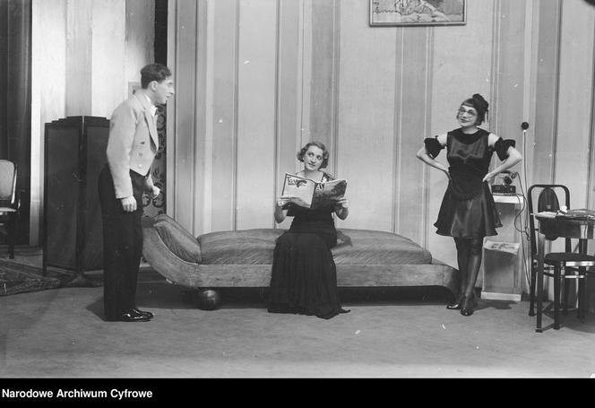 Zdjęcie zrobione podczas operetki "Przygoda w Grand Hotelu" w Teatrze Miejskim w Bydgoszczy. Rok 1935