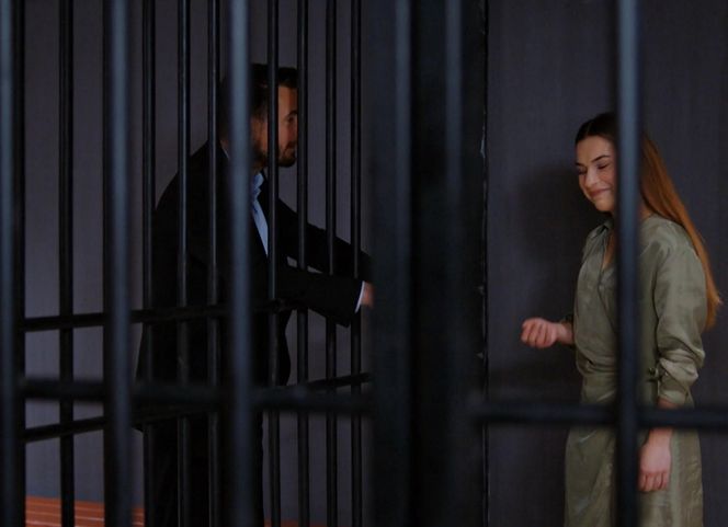 Miłość i nadzieja, odcinek 313: Niezły ubaw Sili i Kuzeya za kratami. Uśmieje się, że jej narzeczony został pobity! - ZDJĘCIA