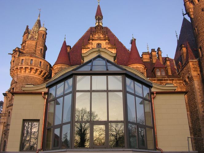 Metamorfoza Zamku w Mosznej. Z sanatorium w bajkowy hotel - tak przez lata zmieniał się jeden z najbardziej czarujących budynków w Polsce