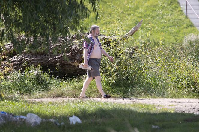 Karol Karski. Kupił flaszkę i odpoczął nad Świdrem