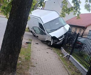 Uszkodzony płot, rozbite samochody, w organizmie alkohol
