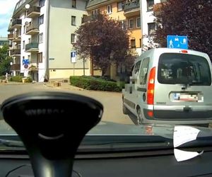 Policja pokazuje dramatyczna nagranie z pijanym kierowcą. 49-latek siał postrach na drogach Piaseczna
