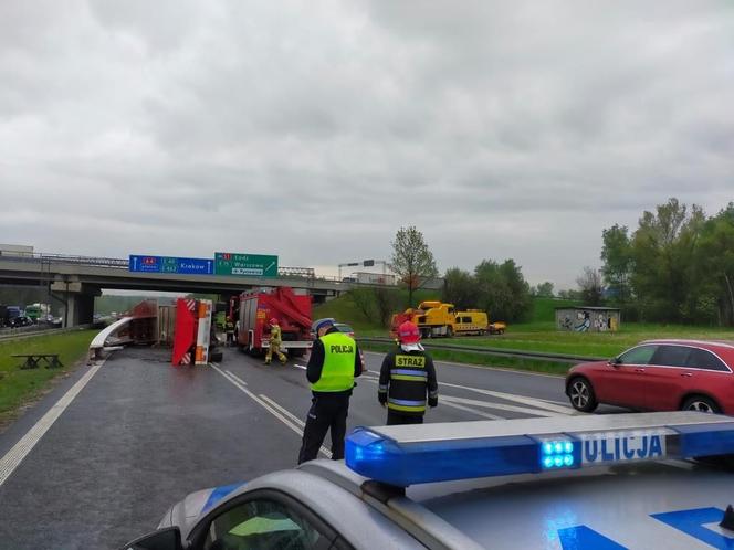 Nawet 3 godziny potrwają utrudnienia na autostradzie A4 w Mysłowicach, gdzie przewróciła się ciężarówka [ZDJĘCIA]