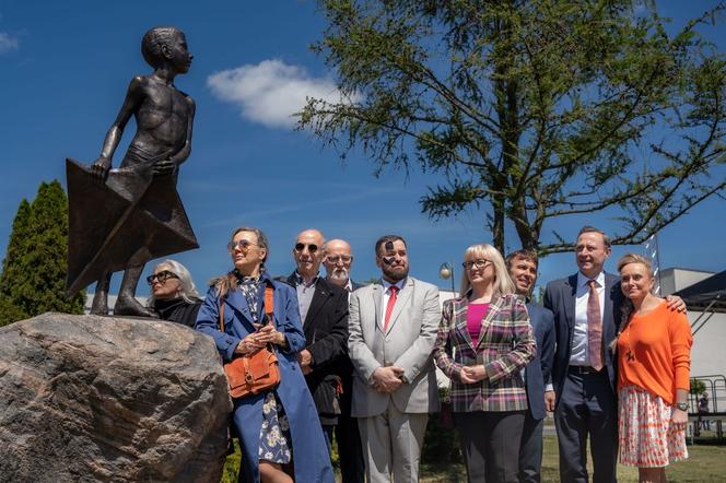 W Bydgoszczy stanął nowy pomnik. Odsłaniali go Magda Umer i Konstanty Przybora 
