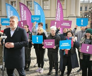 Adrian Zandberg w Lesznie: skromna frekwencja, mocne słowa o służbie zdrowia i konkurentach