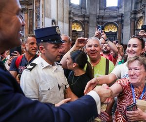 Prezydent Karol Nawrocki wraz z małżonką Martą i dwójką dzieci przybyli w piątek do Watykanu, gdzie zostali przyjęci na audiencji przez papieża Leona XIV