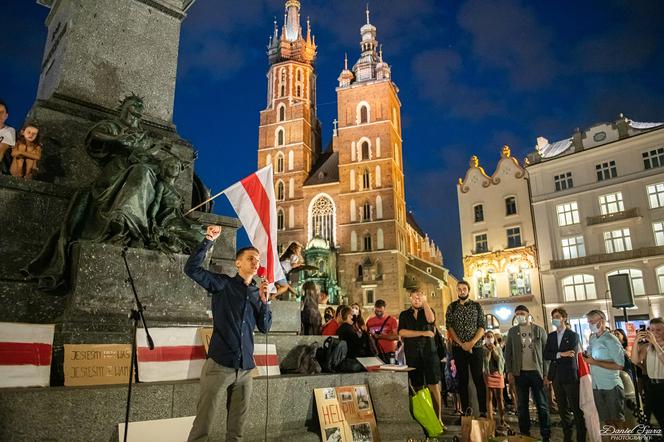 Manifestacja Białorusinów na rynku w Krakowie. "Precz z Łukaszenką!"