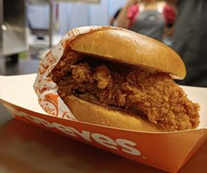 Jako pierwsi w Polsce zjedliśmy Chicken Sandwich! Prapremiera Popeyes w Pasażu Grunwaldzkim 