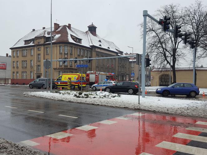 Posypał śnieg, posypały się kolizje w Lesznie 