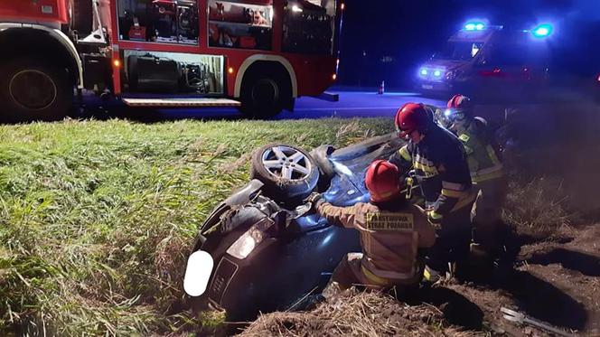 Wypadek w Grzywnie koło Torunia. Dwa samochody w rowie