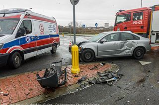 Ostrowiec Świętokrzyski. Dwa volvo roztrzaskane na skrzyżowaniu, są ranni