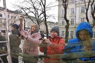 Ochotnicy wyplatają siatki maskujące w Domu Architekta w Baszcie Prochowej we Lwowie