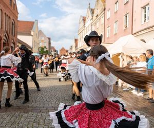 Dni Folkloru w Olsztynie 2025. Ulicami Starego Miasta przeszedł barwny korowód
