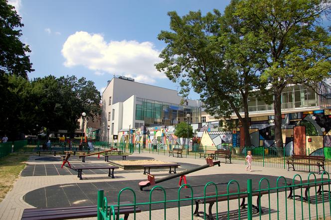 Dzieci w centrum miasta maja do wyboru kilka miejsc do zabaw