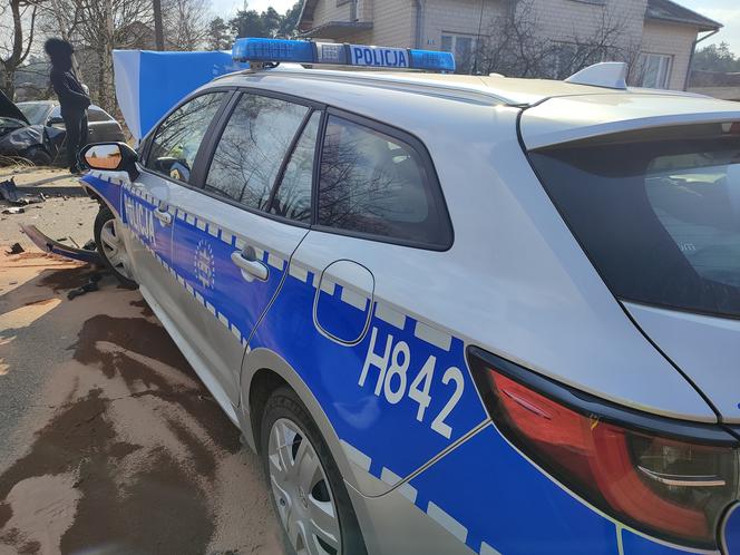 Pijany 21-latek huknął seatem czołowo w radiowóz. Dwóch policjantów trafiło do szpitala