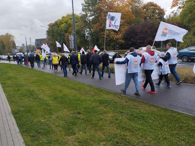 Hutnicy i koksownicy wyszli na ulice w Dąbrowie Górniczej. Apel do rządu o ratunek dla branży i tysięcy miejsc pracy