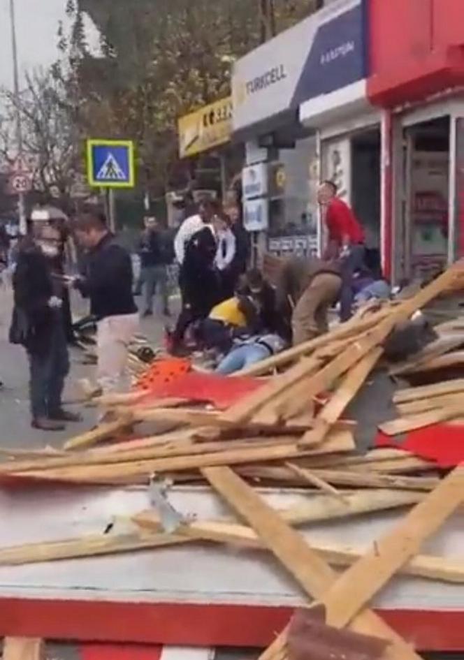 Wiatr przewrócił wieżę zegarową i tiry na ulicy! Armaggeddon w Turcji