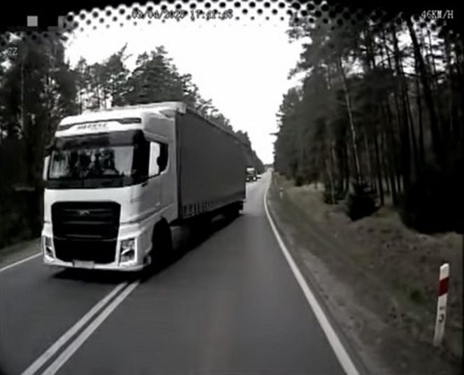 Tir jechał na zderzenie z autobusem pełnym pasażerów. O krok od tragedii na DK 11 pod Tarnowskimi Górami [ZDJĘCIA].