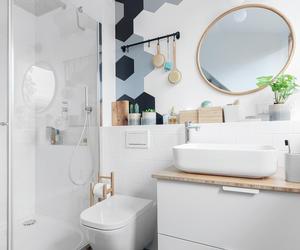 Biała łazienka z drewnianymi dodatkami