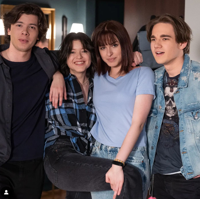 M jak miłość odc. 1669 po wakacjach 2022. Basia (Gabriela Raczyńska), Ania (Gabriela Świerczyńska), Damian (Oliver Proctor), Jasiek (Stanisław Dusza)