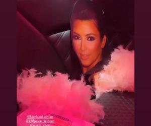 Kim Kardashian spędziła urodziny w barze z frytkami. W skąpym bikini zajadała burgera